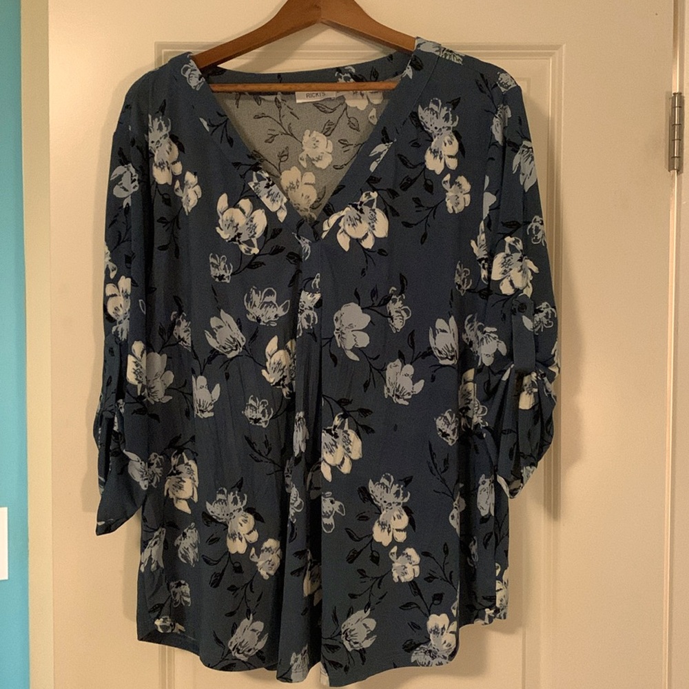 Women’s blue with white flowers blouse xl but will fit a 1x. Fits large.